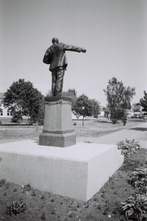 Lenin-with-out-of-scale-left-handed-right-arm-on-plinth-reused-from-monument-to-war-of-1812-main-square-stoubtsy-2017- 2017127b-26A