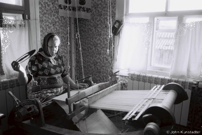 2.Vjerka Weaving on Granny Vul'ljana's Loom, Tsjerablichy 2017, 2017079- (F1050003