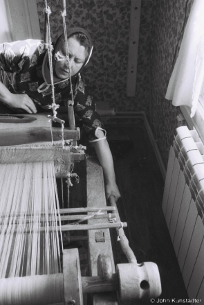 2.Vjerka Weaving on Granny Vul'ljana's Loom, Tsjerablichy 2017, 2017080- (F1010008