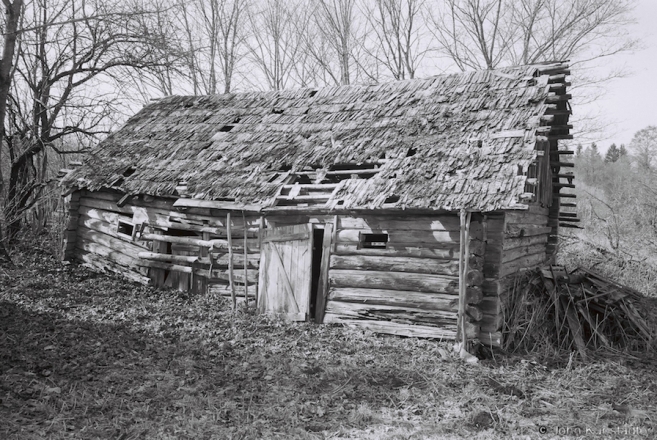 18b.Old-Barn-with-Shingle-Roof-Vjalikaja-Mysa-2016-2016116-12A