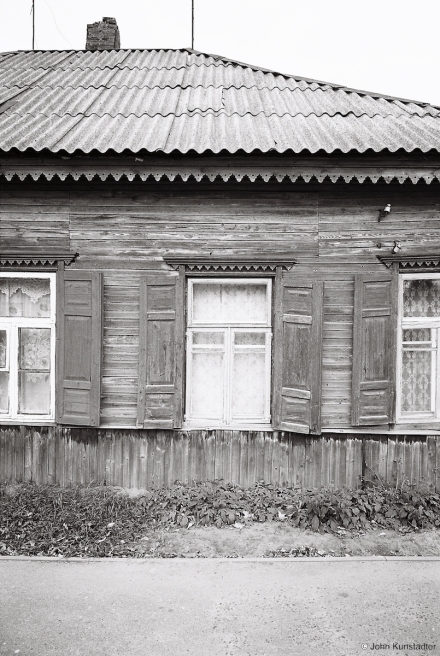 22.Older-Wooden-House-with-Traditional-Decorative-Wooden-Window-Frames-lishtvy-Chervjen-Ihumjen-2015-2015356-01