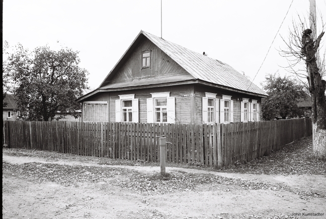 22b.Older-Wooden-House-with-Traditional-Decorative-Wooden-Window-Frames-lishtvy-Chervjen-Ihumjen-2015-2015355-35