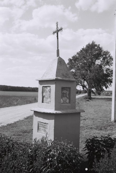 22c.Roadside-Shrine-to-500th-Anniversary-1930-of-Death-of-VKL-Duke-Vytautus-Magnus-Hiry-2016-2016336-30A