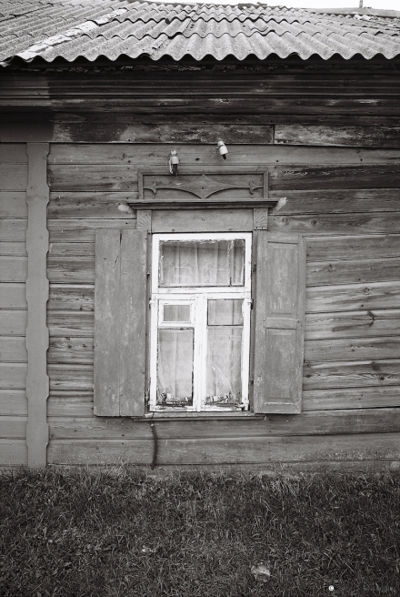 22c.Traditional-Decorative-Wooden-Window-Frame-lishtva-Chervjen-Ihumjen-2015-2015356-02