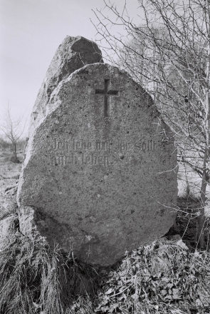 24b.World-War-I-Cemeteries-Memorials-LVIII-German-WWI-Memorial-to-Soldiers-Fallen-1915-16-Ich-lebe-und-ihr-sollt-auch-leben-John-14-v.19-Kuty-2016-2016116-21A
