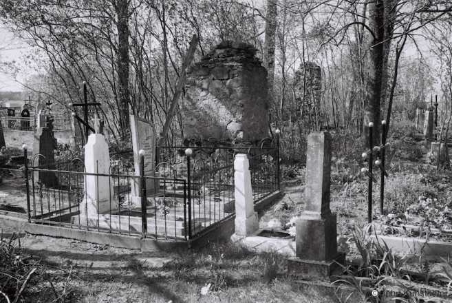 29b.Ruins-of-Family-Memorials-Rybaki-Cemetery-2016-2016152-8A