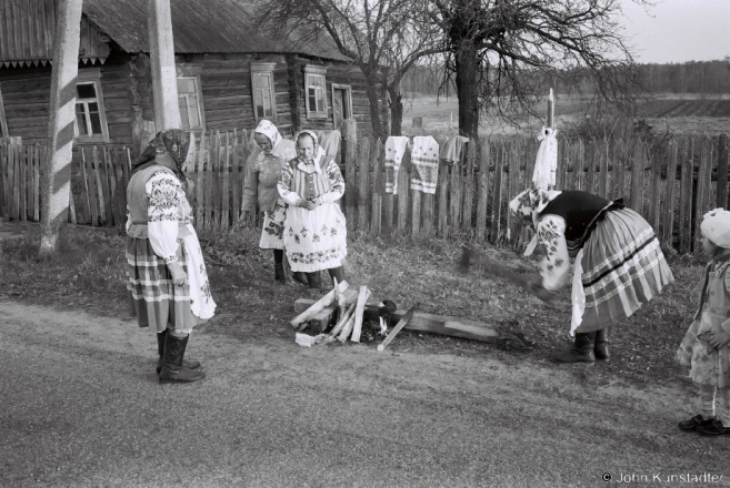Burning Last Year's Cloths, Holy Saturday, Daniljevichy 2015, F1080012(2015088-.jpg