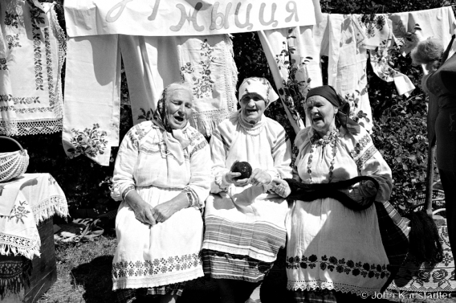 2a.Maryja, Hanna, Nadzjezhda ("Susjedki") from Pjerasudavichy, Sporauski Scything Competition, Vysokaje 2016, 2016262-9A (00020009