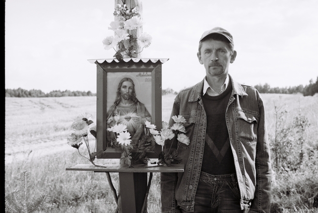 2b.Belarus in Faces CXC, Master Carpenter Pavjel beside Cross, Zas'tsjen'nje 2015, 2015298-05(000005