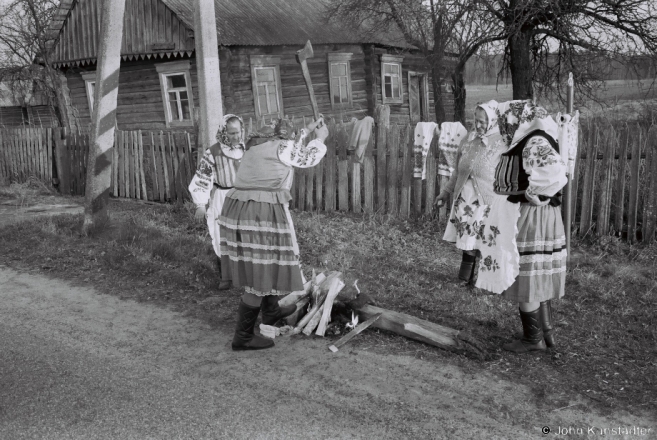 Burning Last Year's Cloths, Holy Saturday, Daniljevichy 2015, F1080013(2015088-.jpg