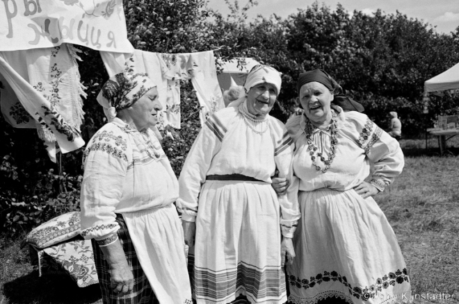 2b.Maryja, Hanna, Nadzjezhda ("Susjedki") from Pjerasudavichy, Sporauski Scything Competition, Vysokaje 2016, 2016262-32A (00020032