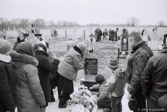 2b.Paying Respects at Grave of Maryja Mal'tsjevich, Tsjerablichy 2018, 2018003- (F1010033