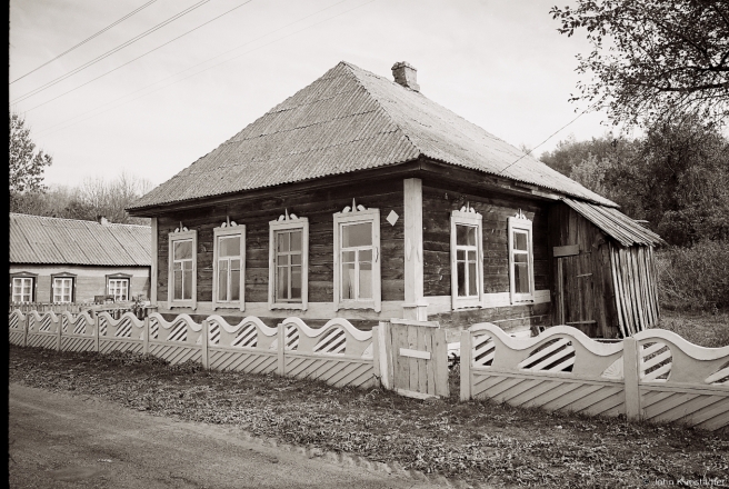 2b.Traditional-Square-House-pre-War-with-Decorative-Window-Frames-Juravichy-2015-2015360-32A