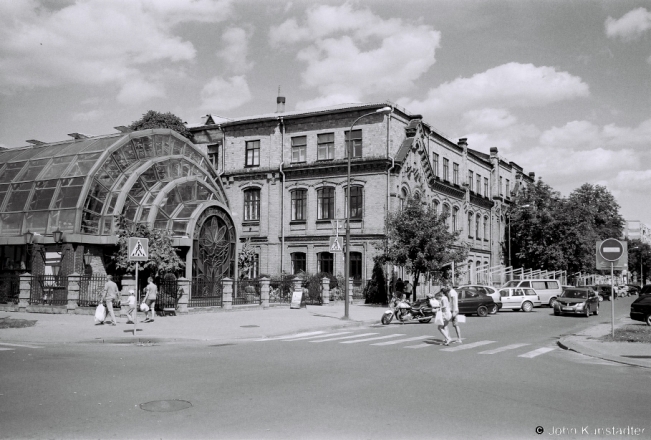 2b.Winter-Garden-and-End-19th-Century-Bldg.-now-Part-of-Bjerastsje-State-University-vul.-Mitskjevicha-Bjarestsje-2018-2018178b_25A