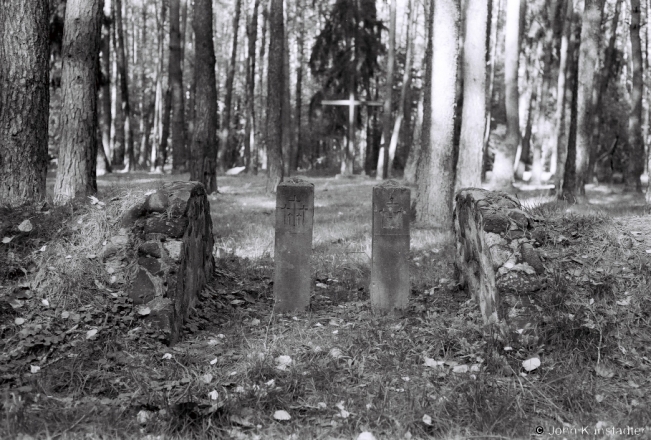2b.World-War-I-Cemeteries-XLIII-Gate-to-Third-German-WWI-Cemetery-between-Litva-Rusino-2018-2018281a_17A