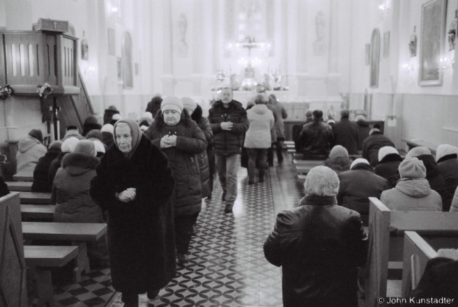 2c.Distribution of Communion, Feast of the Immaculate Conception, R.C. Church of the Immaculate Conception, Kas'tsjanjevichy 2016, 2016357-24A