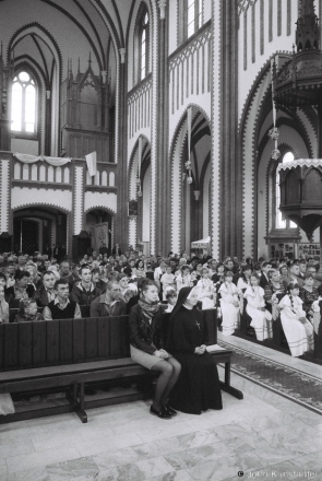 2c.Awaiting the Ceremony of First Communion, Church of the Holy Trinity, Shylavichy 2015, F1000015(2015157-