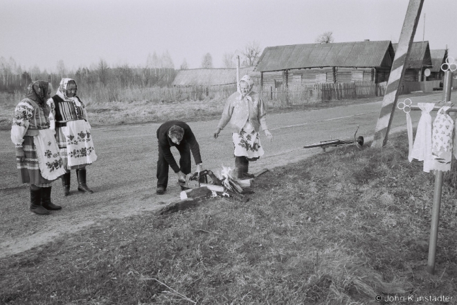 Burning Last Year's Cloths, Holy Saturday, Daniljevichy 2015, F1080024(2015088- (2).jpg