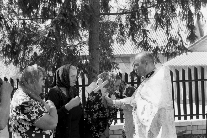 2c.Kissing-the-Cross-after-Blessing-of-Apples-Jablychny-Spas-Feast-of-the-Transfiguration-Azdamichy-2019-2019177-29A