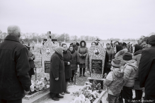 2c.Paying Respects at Grave of Maryja Mal'tsjevich, Tsjerablichy 2018, 2018003- (F1010036