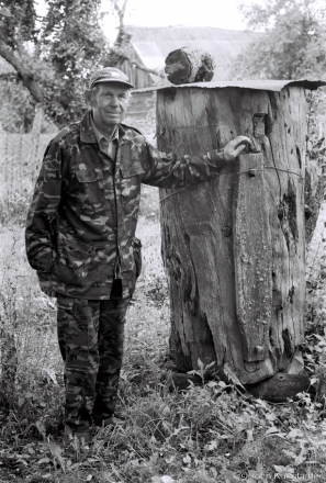 2c.Portraits of Polesia, Dzjed Ivan with 100-Year-Old Kaloda, Tsjerablichy 2018, 2018193_06A