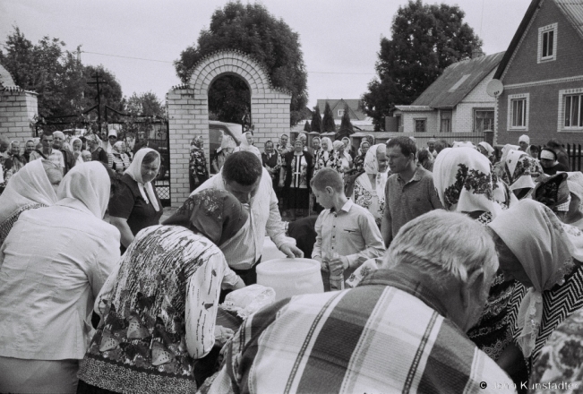 2d.Distribution-of-Water-after-Blessing-Patronal-Feast-of-the-Holy-Trinity-Azdamichy-2019-2019093b_25A