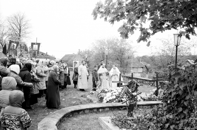2d.Procession, Blessing the Graves of Long-Time Parish Priest Father Georgij and His Widow Hanna, Patronal Feast of the Intercession, Pachapava 2017, 2017247- (000462020007