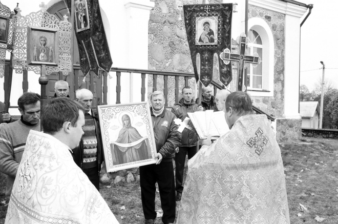 2e.Father Aljaksandr Reading the Gospel, Procession, Patronal Feast of the Intercession, Pachapava 2017, 2017248- (000462000006