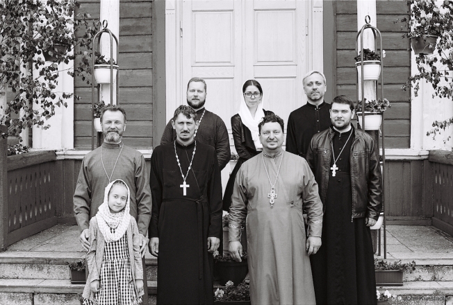 2e.Father-Viktar-with-His-Wife-and-Daughter-Assisting-Priests-Orthodox-Patronal-Feast-of-Holy-Trinity-Church-of-the-Holy-Trinity-Mjestkavichy-2017-2017149-35A-000069