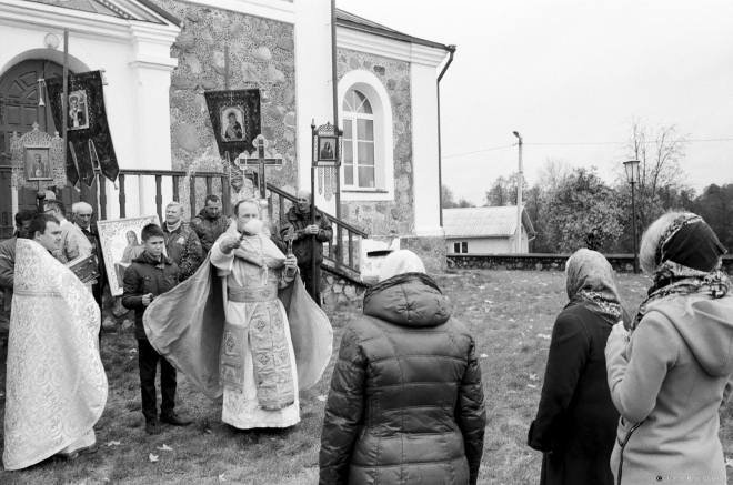 2f.Father Aljaksandr Blessing Parishioners, Procession, Blessing the Church and Parishioners, Patronal Feast of the Intercession, Pachapava 2017, 2017248- (000462000008