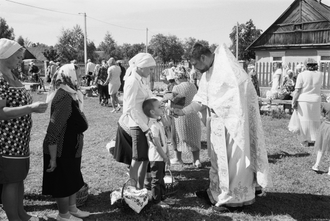 2f.Kissing-the-Cross-after-Blessing-of-Apples-Jablychny-Spas-Feast-of-the-Transfiguration-Tsjerablichy-2019-2019174-5A