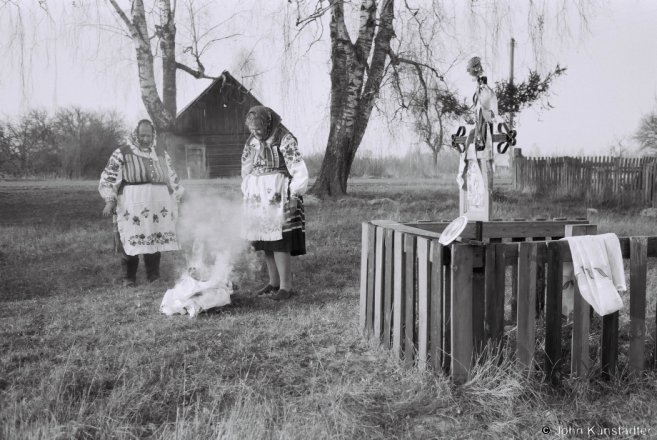 Burning Last Year's Cloths, Holy Saturday, Daniljevichy 2015, F1060028(2015084-.jpg