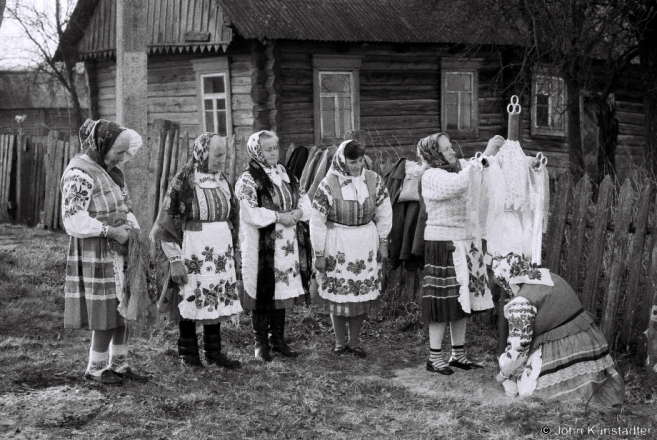 Dressing Roadside Crosses on Easter Morning, Daniljevichy 2015, F1150021(2015091b-.jpg