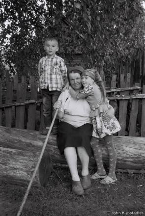 3.Mats'vjej and Chesa with Their Granny Vjera, Tsjerablichy 2015, F1130014(2015189-