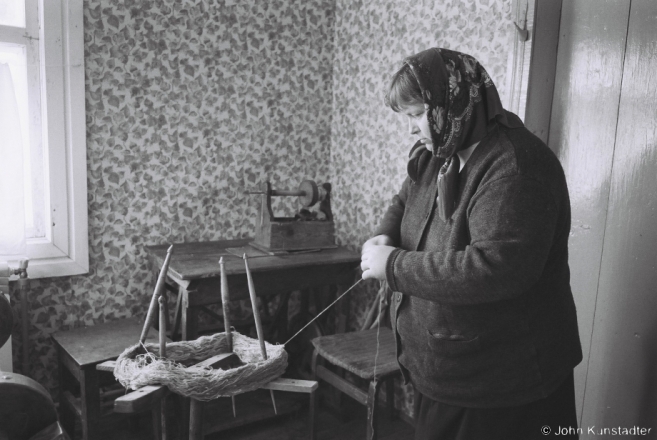3.Katsja Preparing to Wind Bobbins, Tsjerablichy 2017, 2017079- (F1050013