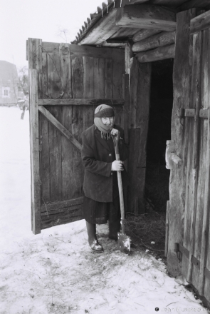 3.Portraits of Polesia, Prosja Tidying up the Barnyard, Tsjerablichy 2016, 2016339d- (F1130033