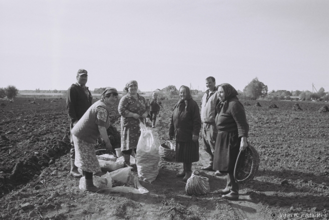 Planting Potatoes, Tsjerablichy 2014, 2014131-16A.jpg