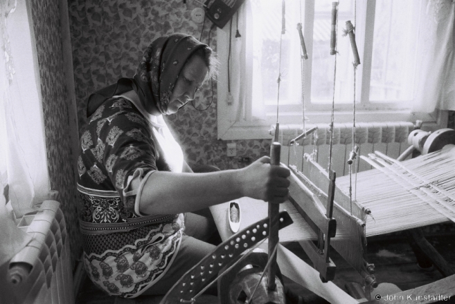 3.Vjerka Weaving on Granny Vul'ljana's Loom, Tsjerablichy 2017, 2017080- (F1010009