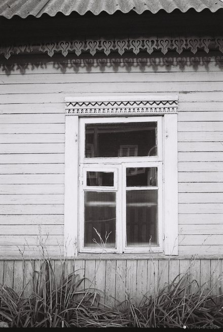 31.Traditional-Decorative-Wooden-Window-Frame-and-Carved-Wooden-Frieze-Chervjen-Ihumjen-2015-2015357-14A