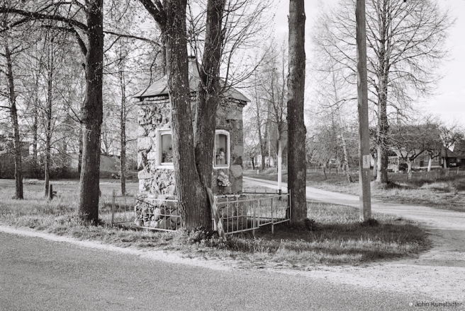 39a.Churches-of-Belarus-CDLXXXIII-R.C.-Roadside-shrine-Vuhljany-2016-2016154a-4A
