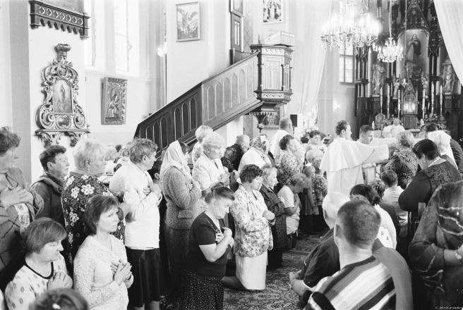 3a.Distribution-of-Holy-Communion-Patronal-Feast-of-the-Assumption-R.C.-Church-of-the-Assumption-of-the-BVM-Krasnaje-2019-2019159-11