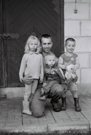 Uladzislau Karaljeuski & Children Jana, Danil and Mark, Ljavoshki 2014, F1000030(2014294-