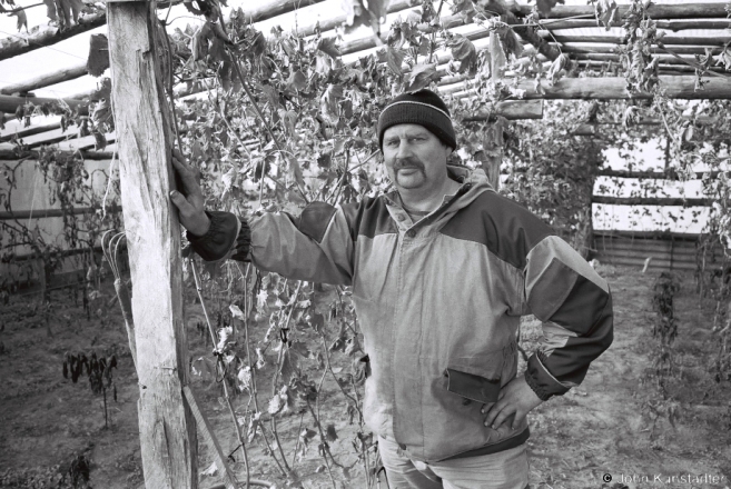 3a.Grape-Grower Mikalaj Amjal'chuk, Khorsk 2015, 2015366b-4A (F1060005