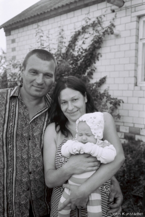 3a.Mikhail & Maryna with Daughter Dar'ja, Tsjerablichy 2016, 2016268b- (F1130030