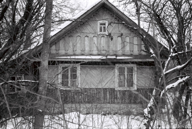 3a.Wooden House Decorations on Abandoned House, Slabada (Valozhyn District) 2019, 2019015b_30