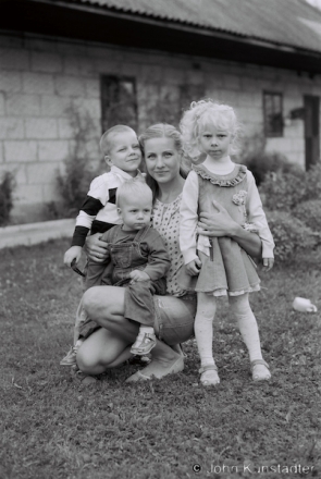 Julia Karaljeuskaja & Children Mark, Danil and Jana, Ljavoshki 2014, F1150015(2014296-