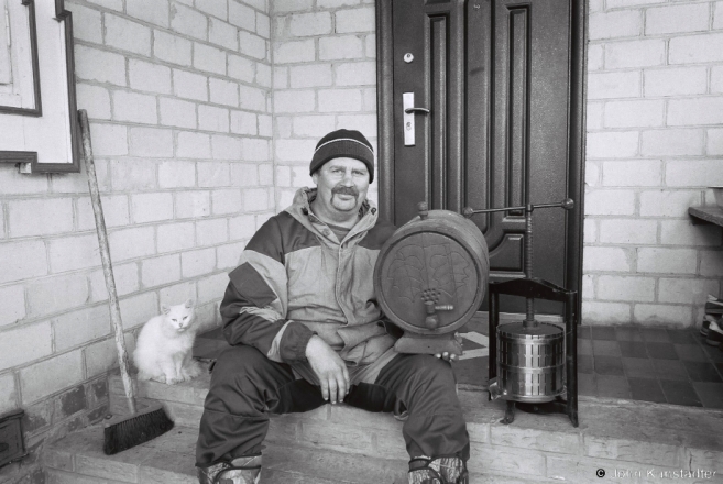 3b.Grape-Grower Mikalaj Amjal'chuk, Khorsk 2015, 2015366b-6A (F1060007