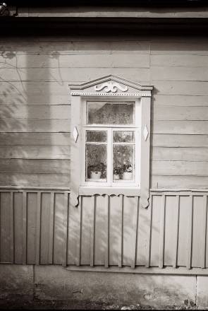 3b.Traditional-Decorative-Window-Frame-lishtva-with-22Moustache22-Motif-Juravichy-2015-2015360-26A