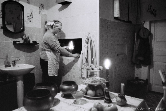 3c.Lighting Firewood, Kuts'tsja, Tsjerablichy 2017, 2017004- (F1100009