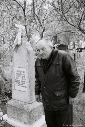 4.Dzjed Xvjedor at His Mother's Grave, Radaunitsa, Tsjerablichy 2011, 2011114-24(F1190023